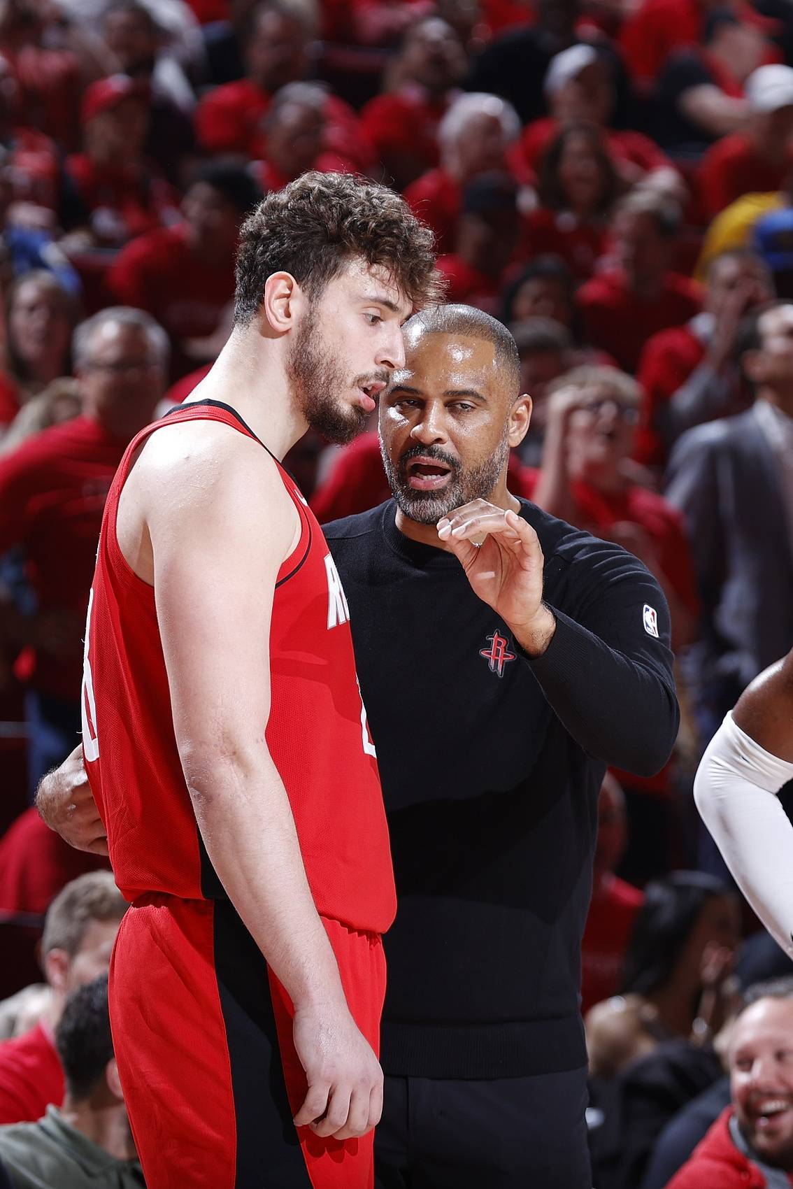 勇士中锋伤愈复出，带领球队战胜火箭